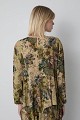 Blusa floral con dobladillo asimétrico