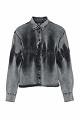 Camisa de mezclilla teñida al estilo tie-dye con adornos de pedrería