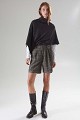 Pantaloni scurți cu pliuri și lână