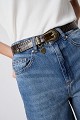 Cinturón de cuero con detalles metálicos