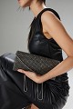Bolso de mano de satén con pedrería