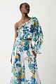 Blusa floral de un solo hombro