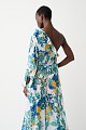 Blusa floral de un solo hombro