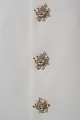 Vestido mini con botones adornados con joyas