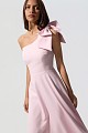 Vestido midi con un solo hombro y lazo
