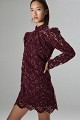 Rochie scurtă cu dantelă și umeri întăriți