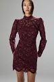 Rochie scurtă cu dantelă și umeri întăriți
