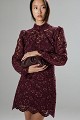 Rochie scurtă cu dantelă și umeri întăriți