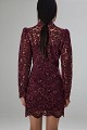 Rochie scurtă cu dantelă și umeri întăriți