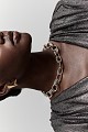 Necklace in contrast in chain style