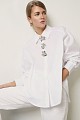 Camisa con botones decorativos