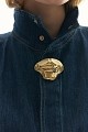Broche con relieve