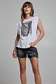 Sleeveless blouse with chain