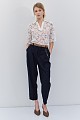 Pantalones a rayas con cinturón y cadena