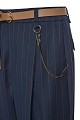 Pantalones a rayas con cinturón y cadena