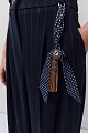 Pantalones a rayas con dije